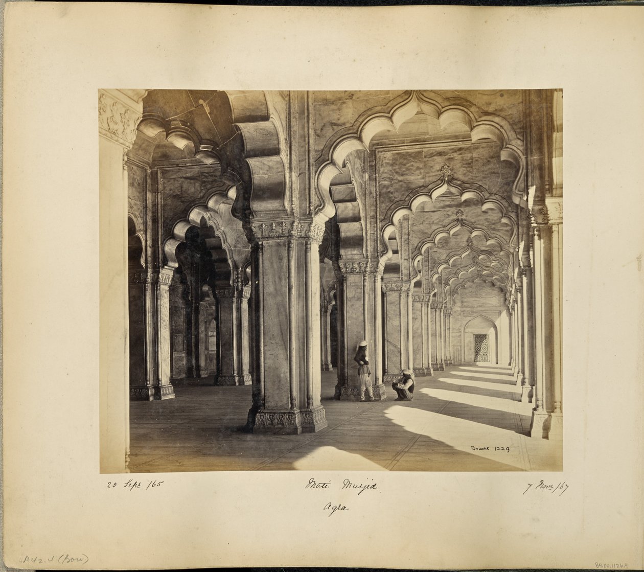 Agra; interior da Motee Musjid, mostrando os arcos e pilares sarracenos de mármore de Samuel Bourne