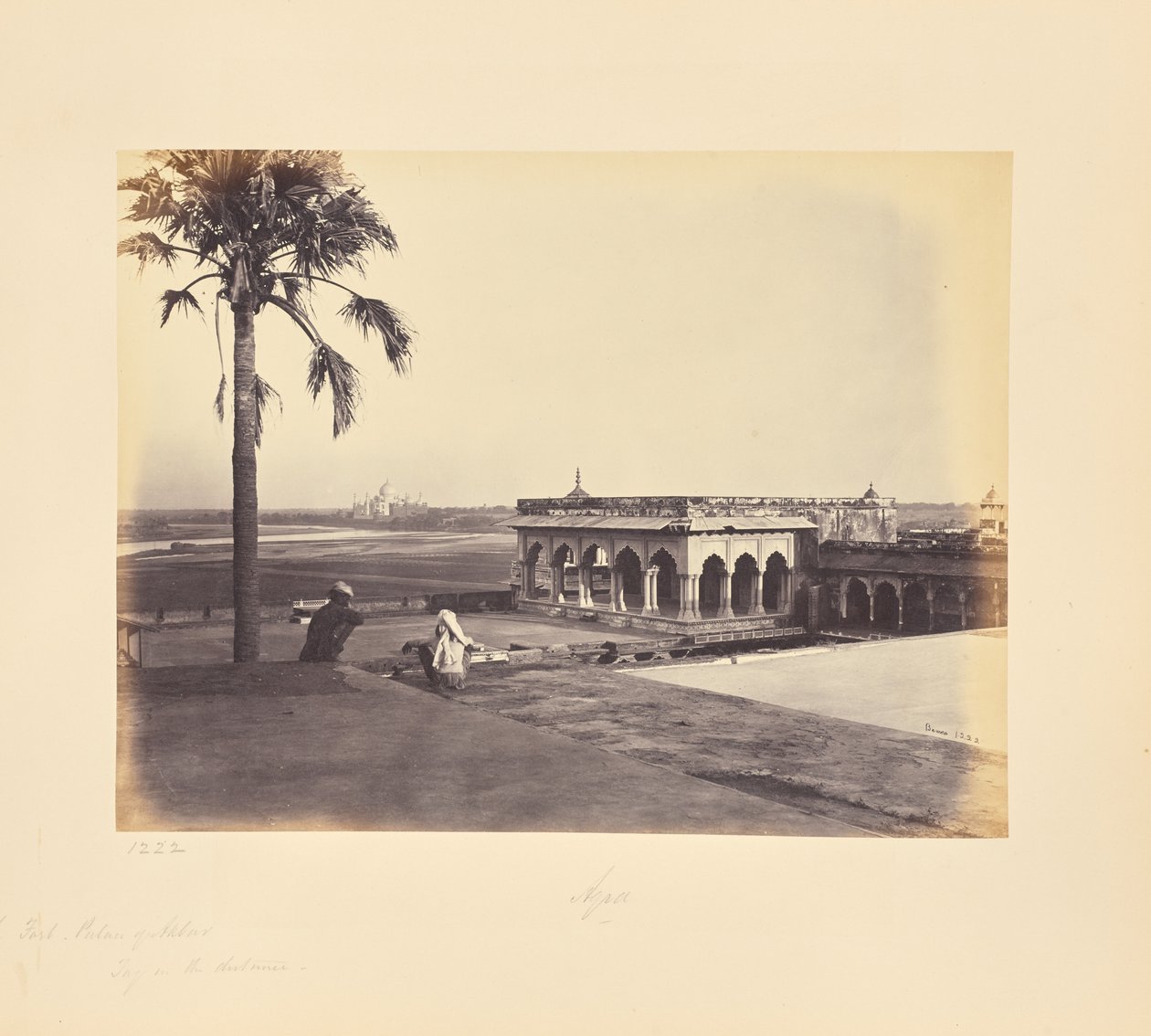 Agra; o forte e palácio de Akbar com o Taj ao longe, outra vista de Samuel Bourne