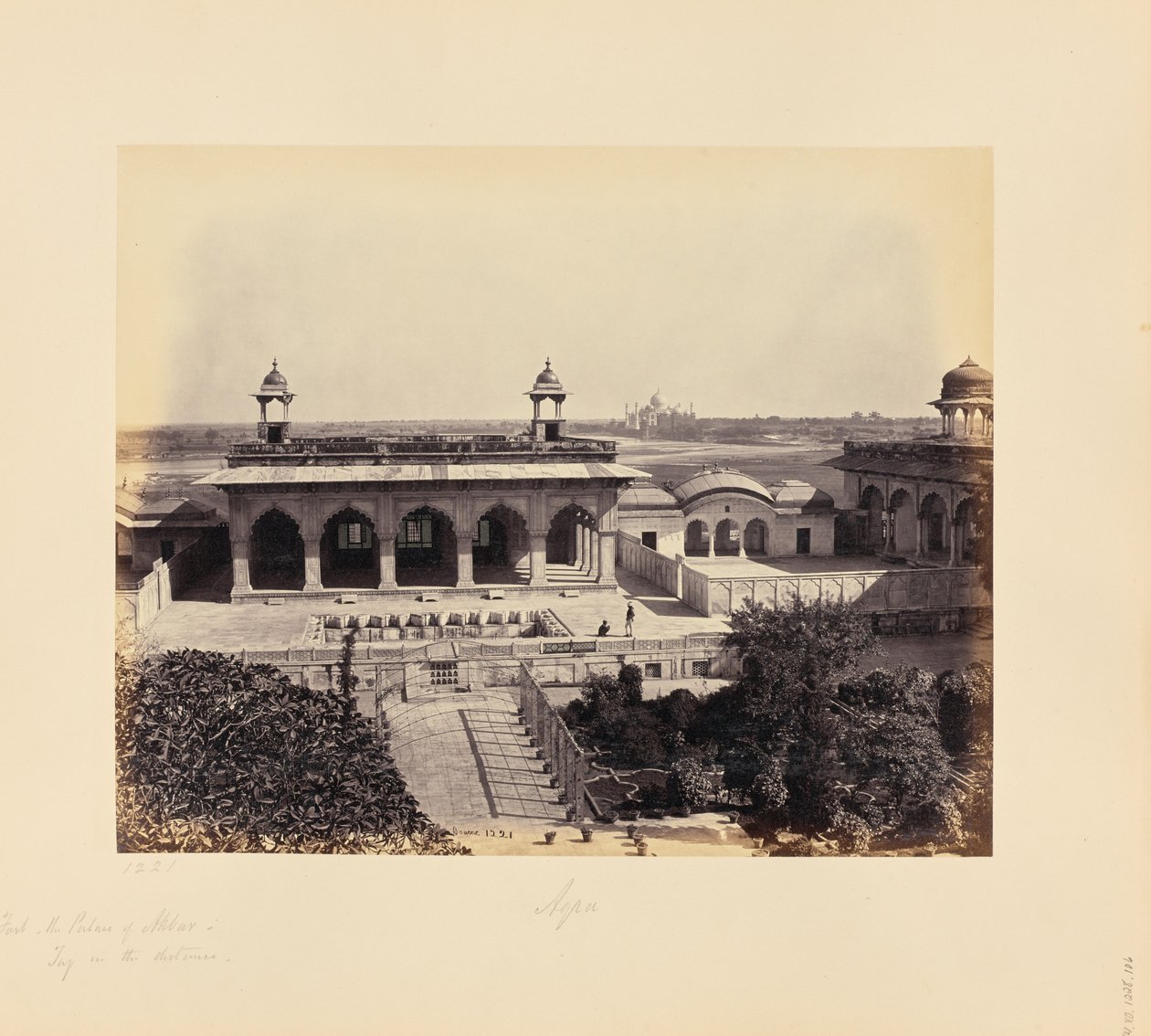 Agra; o forte, o palácio de Akbar com o Taj ao longe de Samuel Bourne