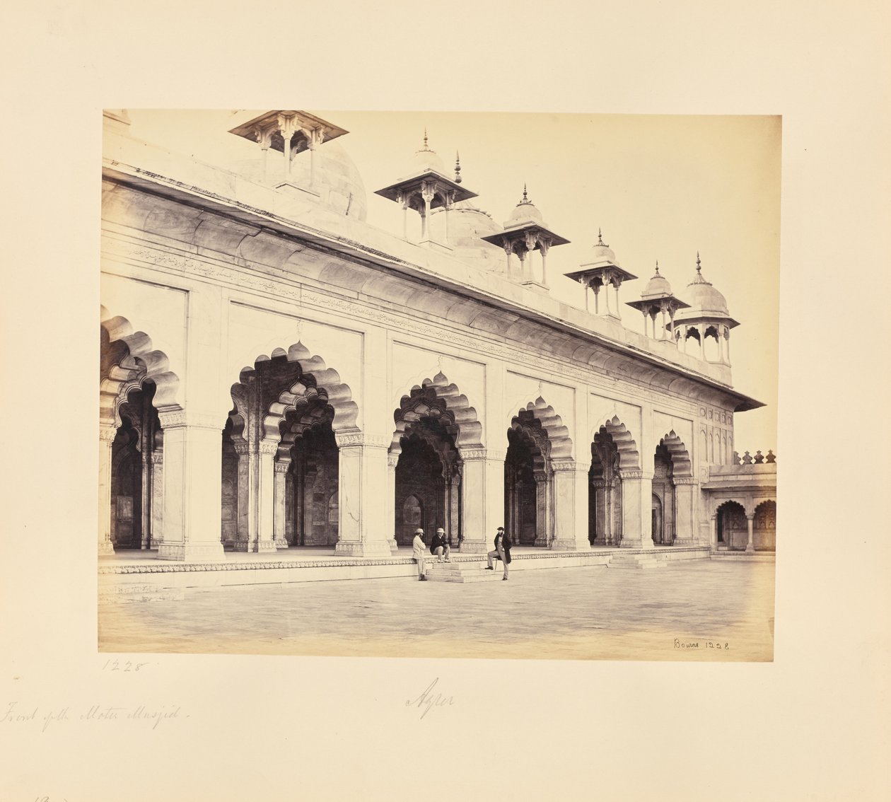 Agra; a fachada da Moti Masjid de Samuel Bourne