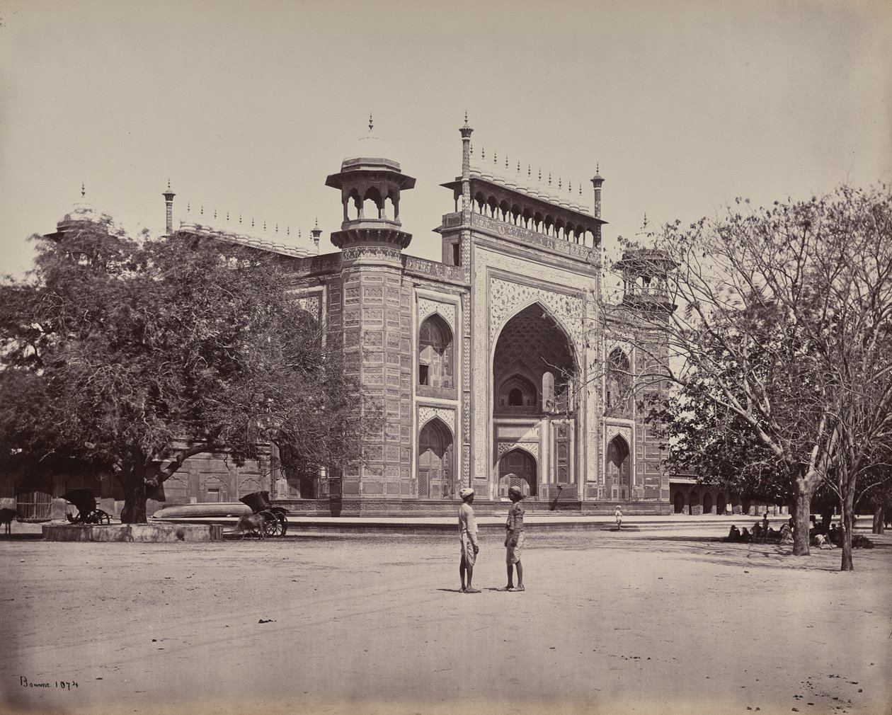 Agra. O portal dos jardins em redor do Taj Mahal de Samuel Bourne