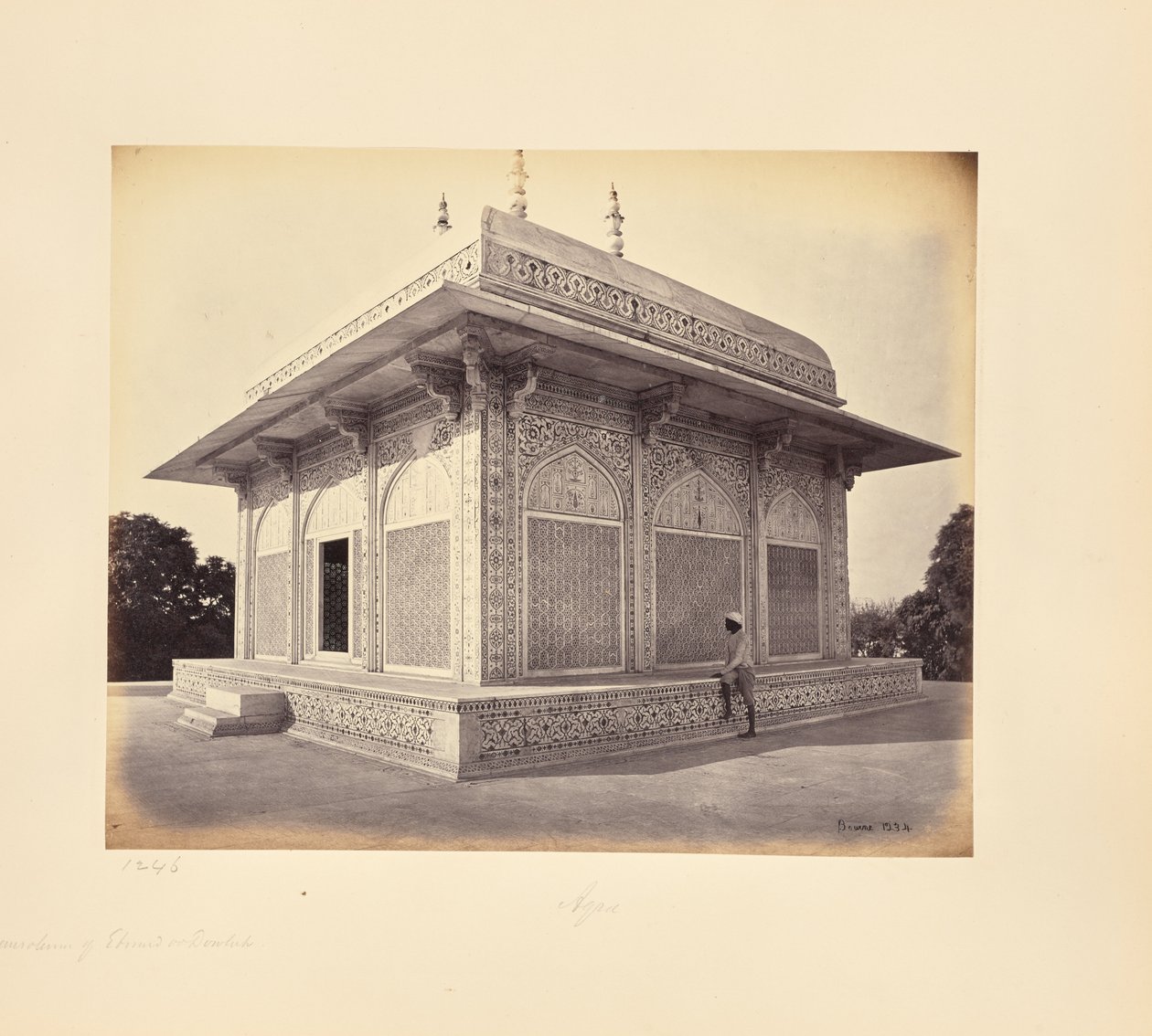 Agra; o mausoléu do príncipe Etmad-Dowlah, a cúpula de mármore de Samuel Bourne