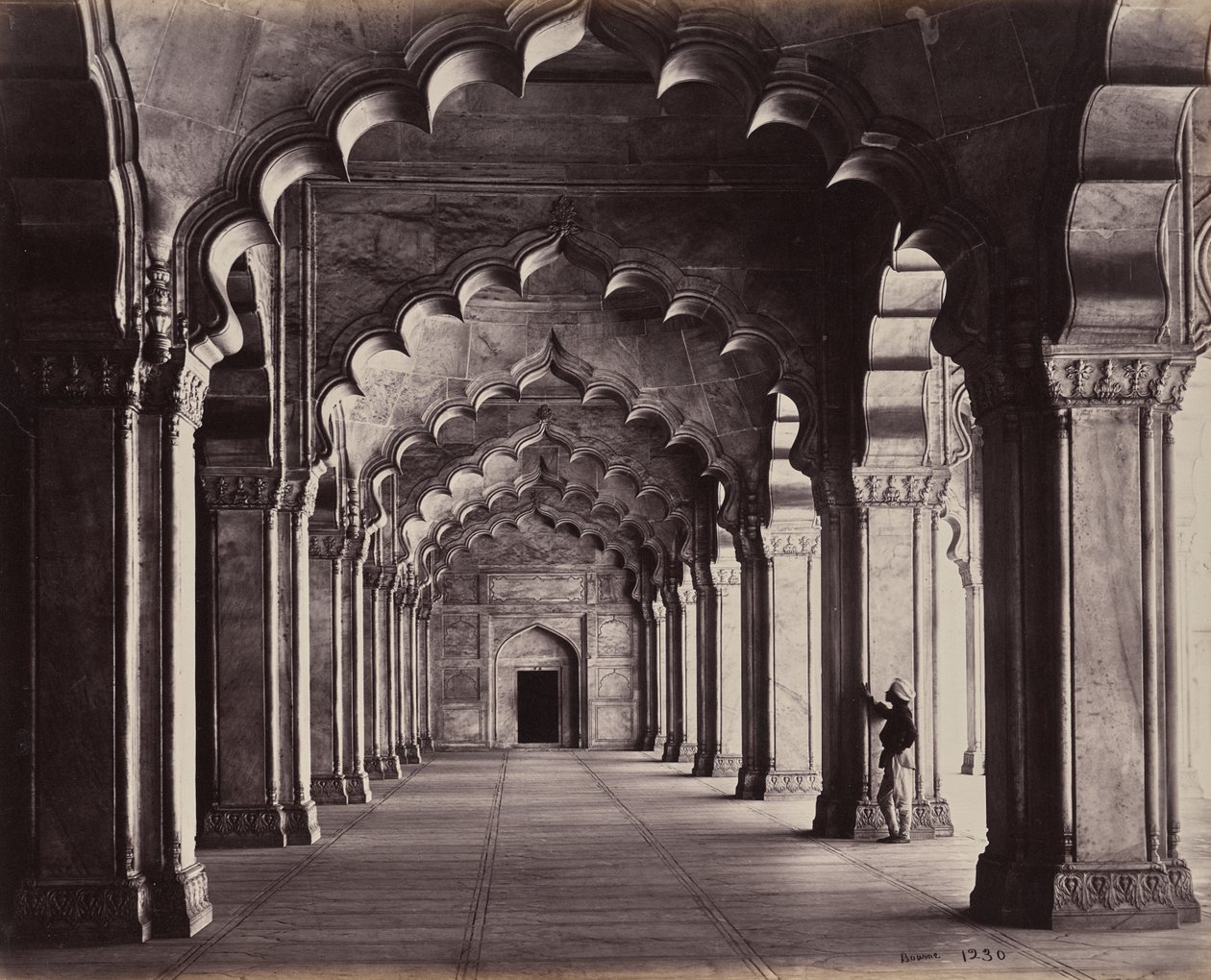 Agra. A Moti Masjid, a Mesquita da Pérola. Vista de toda a nave lateral de Samuel Bourne