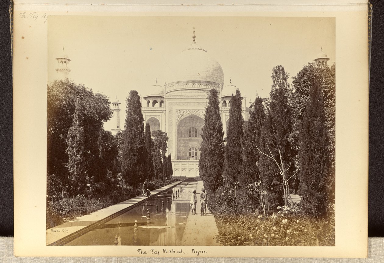 Agra; o Taj Mahal, visto da fonte de Samuel Bourne