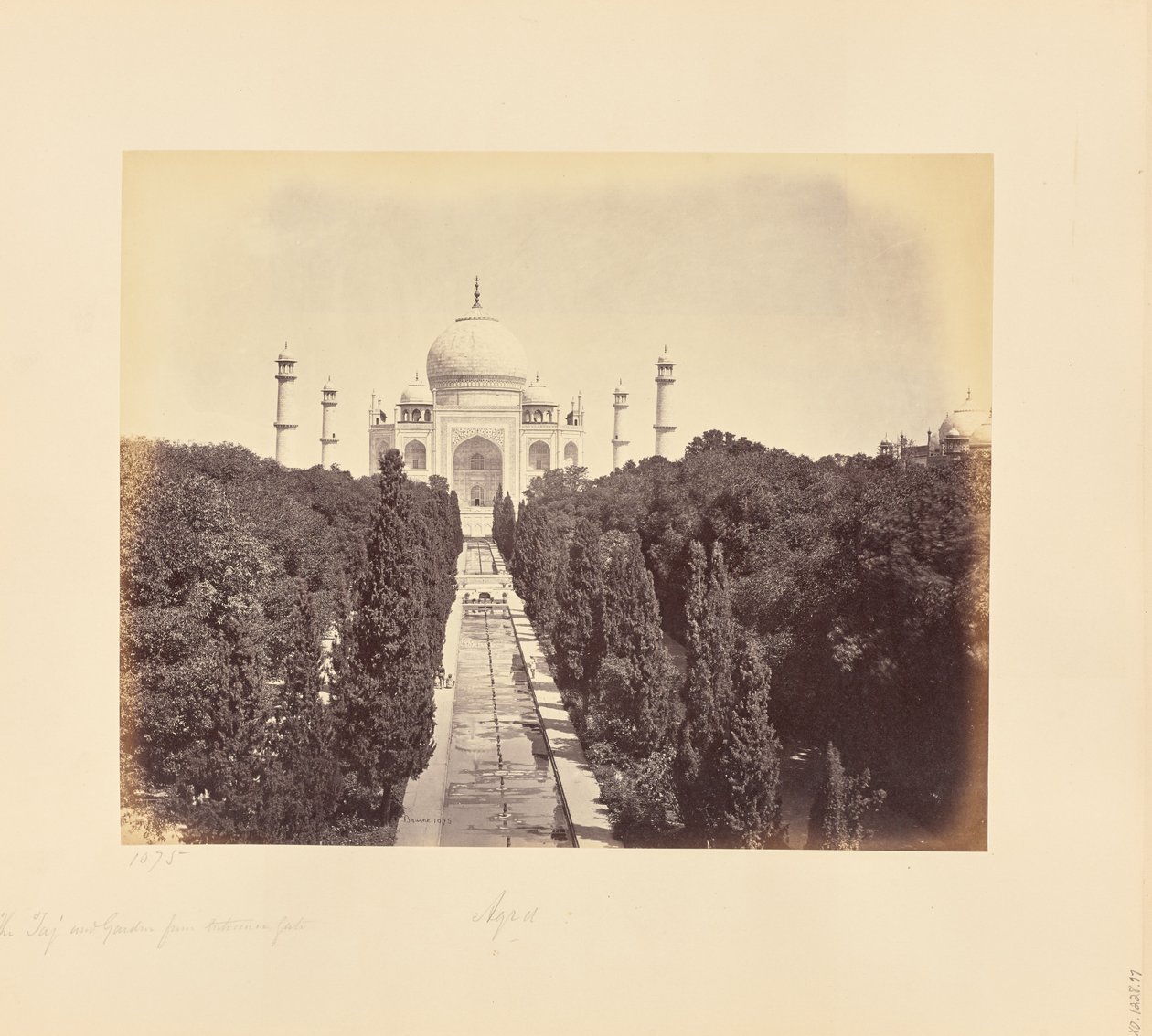 Agra; o Taj e o jardim, vistos do portão de entrada de Samuel Bourne