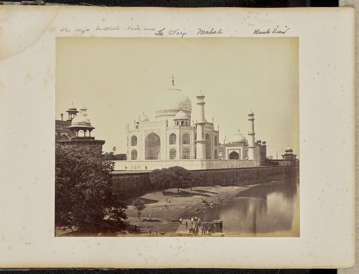 Agra; o Taj Mahal, visto do rio de Samuel Bourne
