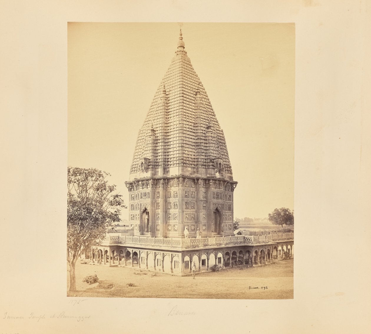 Benares; templo Sumeree em Ramnuggur, vista aproximada de Samuel Bourne