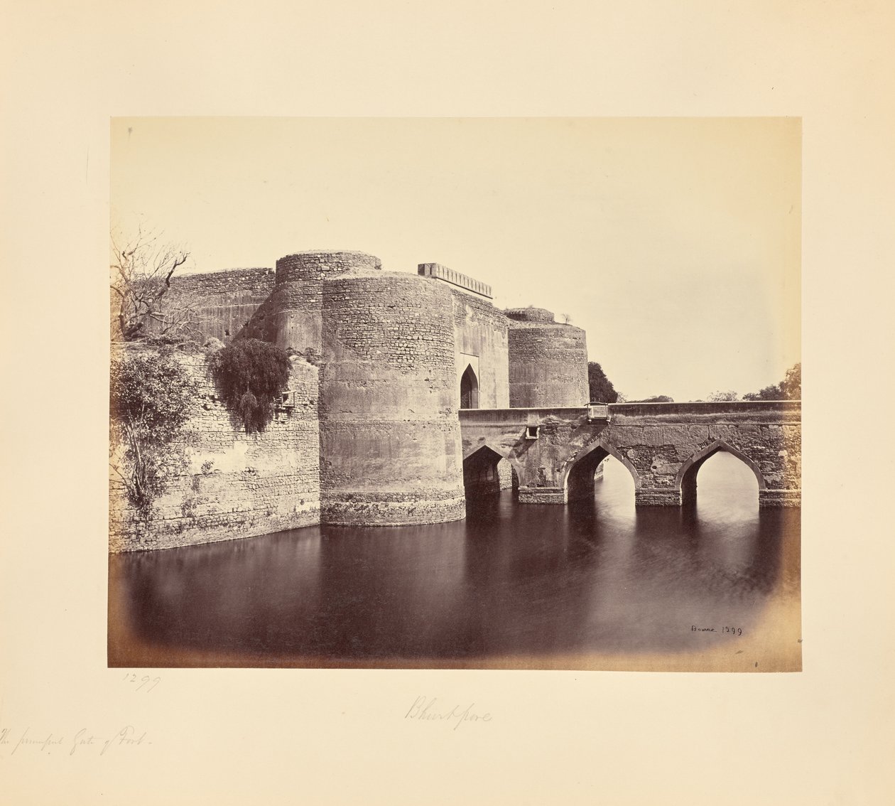 Bhurtpore; o portão principal do forte de Samuel Bourne