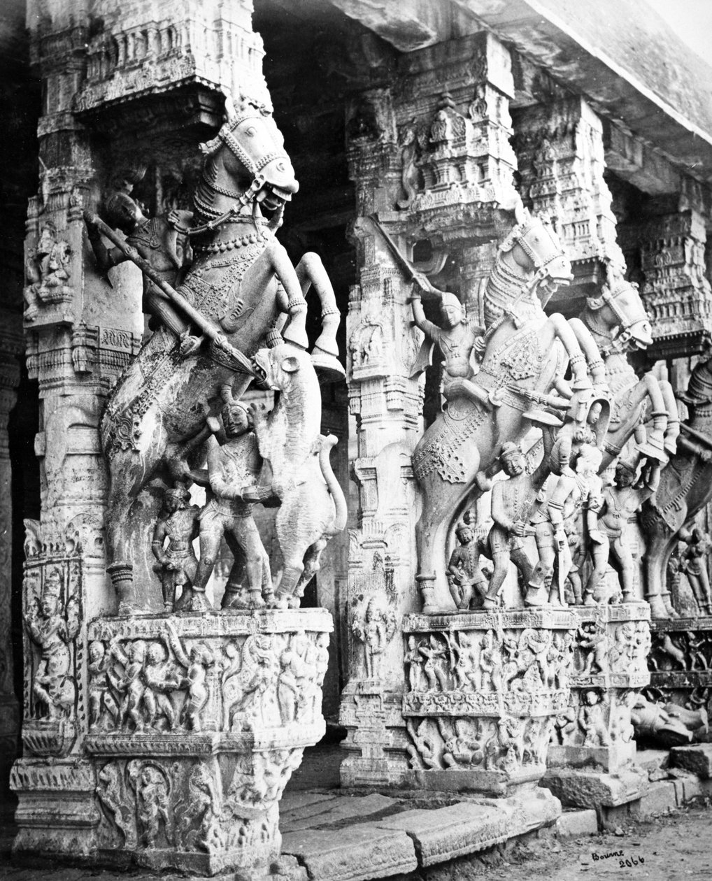 Pilares de cavalos esculpidos no templo de Ranganatha, Srirangam, 1869 de Samuel Bourne