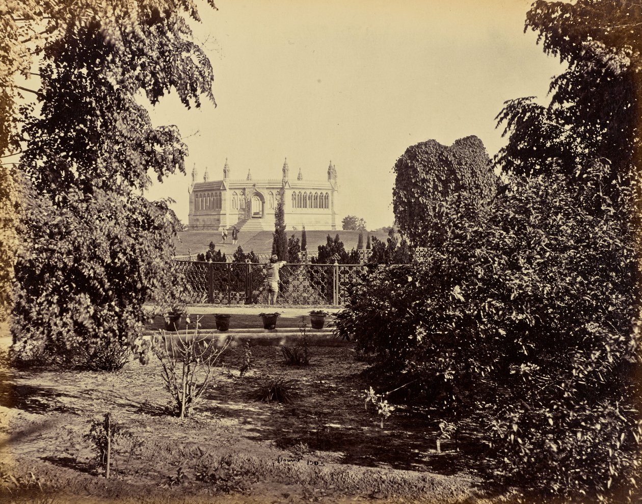 Cawnpore; o poço memorial, visto do sul através das árvores de Samuel Bourne