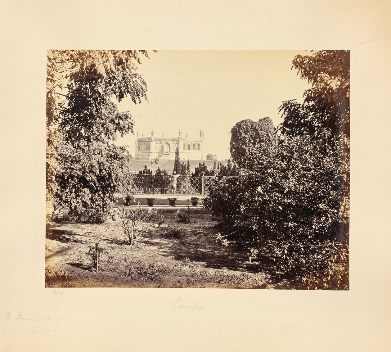 Cawnpore; o poço memorial, visto através das árvores a partir do sul de Samuel Bourne