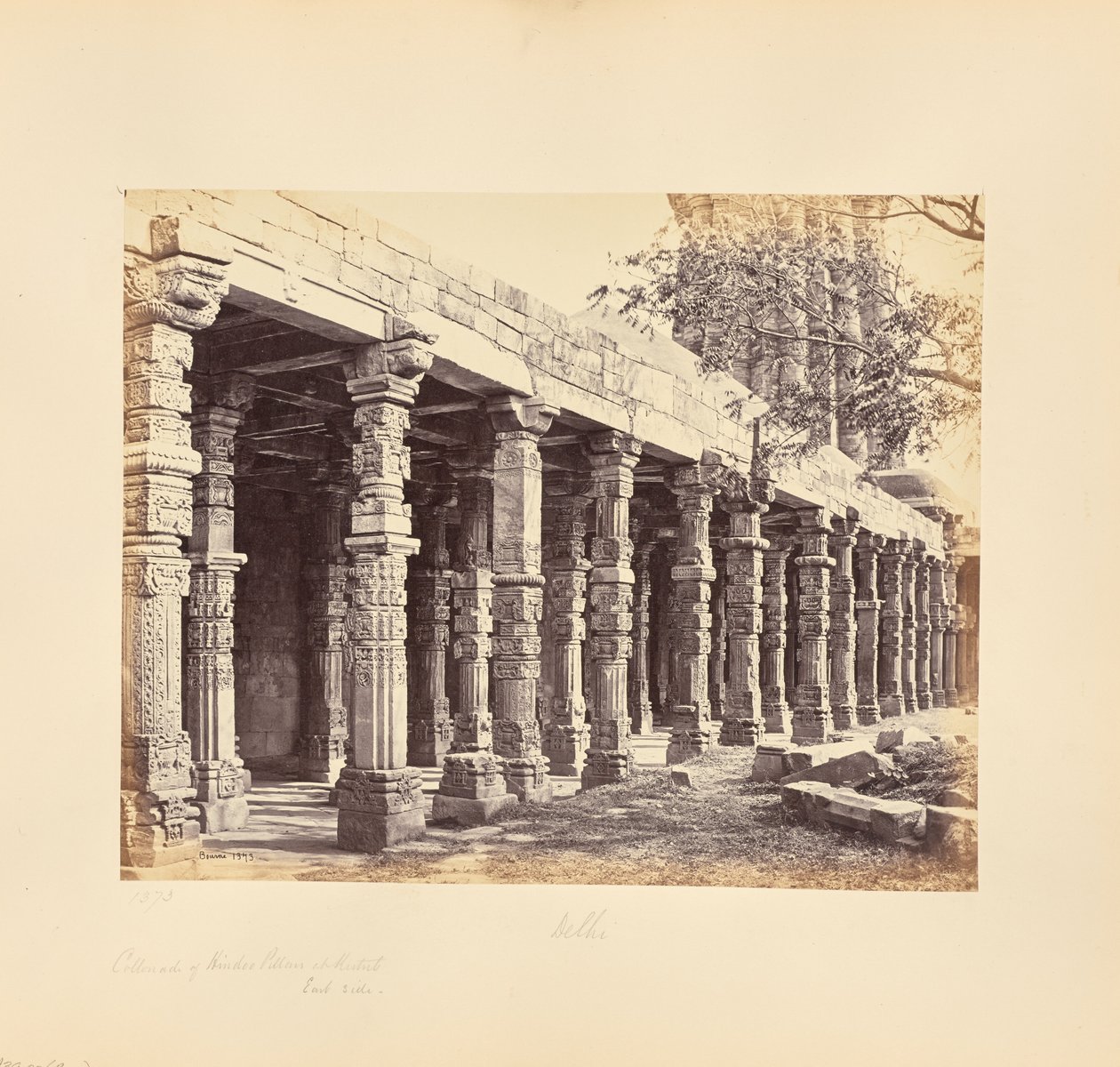 Deli; Colunata de pilares hindus no Kutub Minar, lado leste de Samuel Bourne