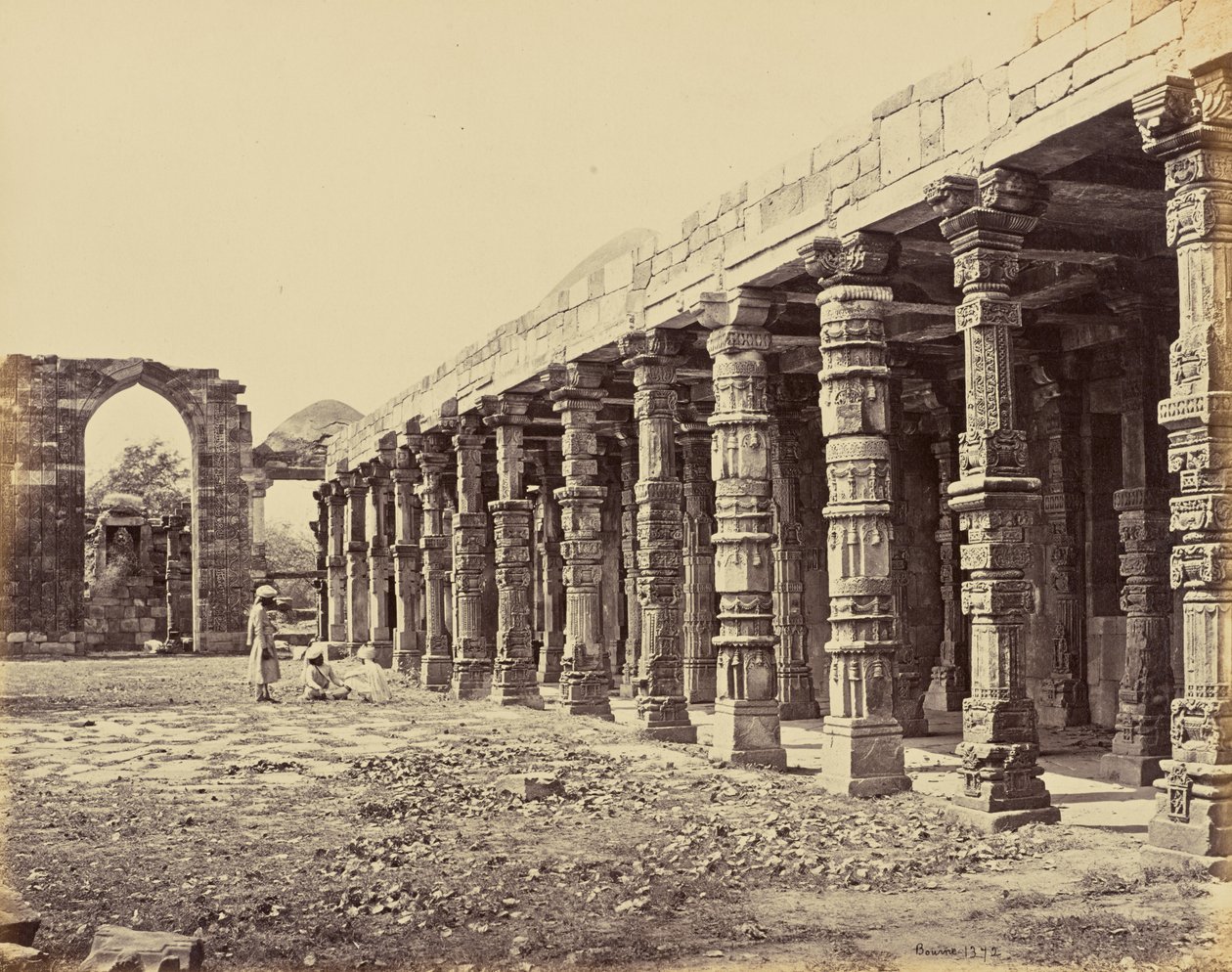 Deli; Colunata de pilares hindus no Qutb Minar, lado norte de Samuel Bourne