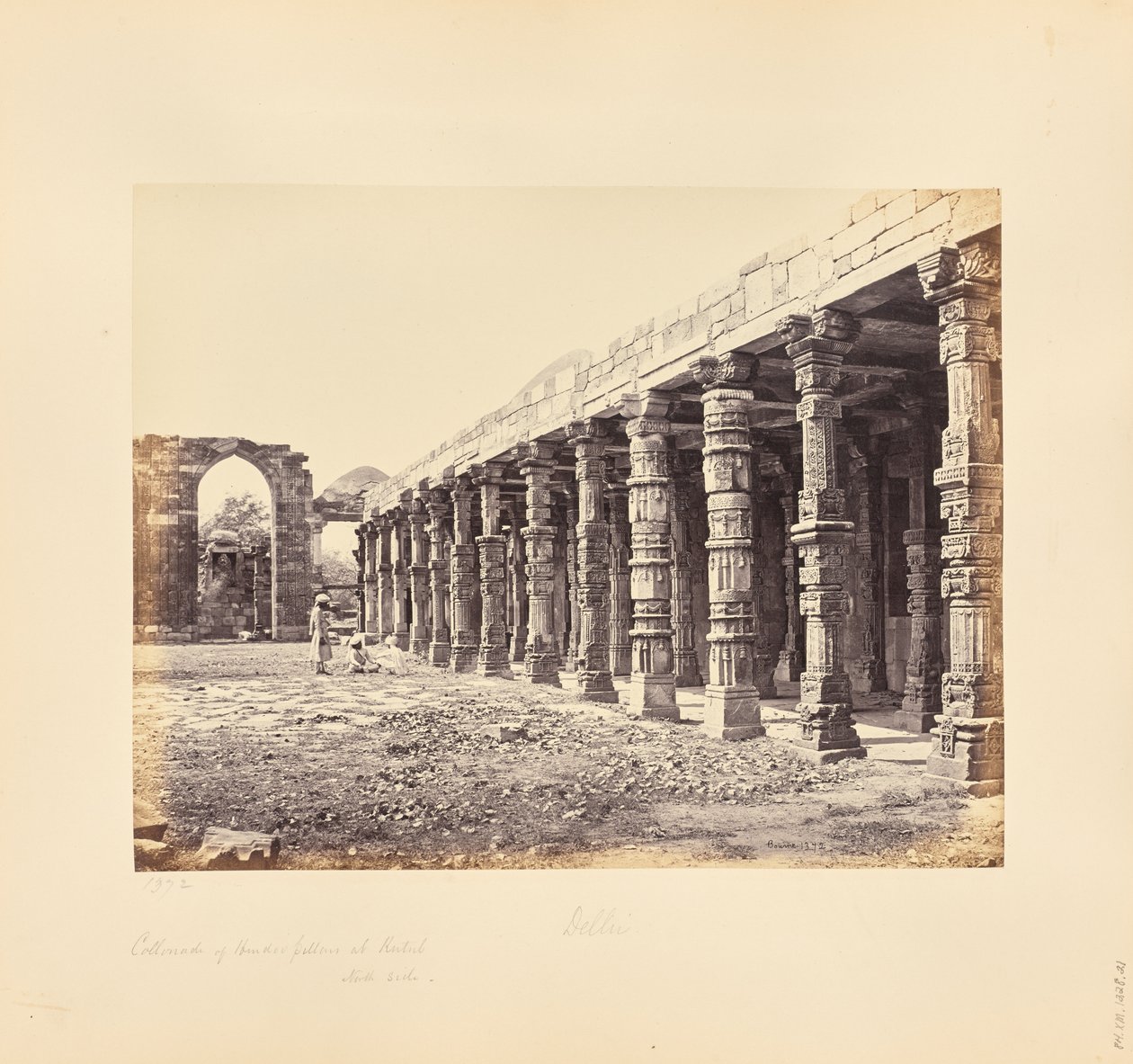 Deli; colunata de pilares hindus no Qutb Minar, lado norte de Samuel Bourne