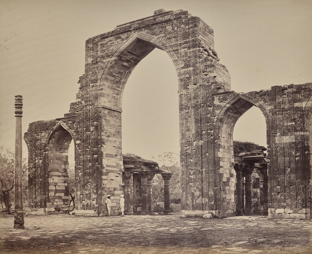 Deli. Grande arco e pilar de ferro perto do Qutub Minar, ruínas da velha Deli de Samuel Bourne