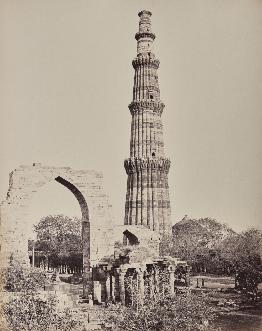 Deli. O Kootub Minar ou torre na cidade em ruínas da Velha Deli de Samuel Bourne