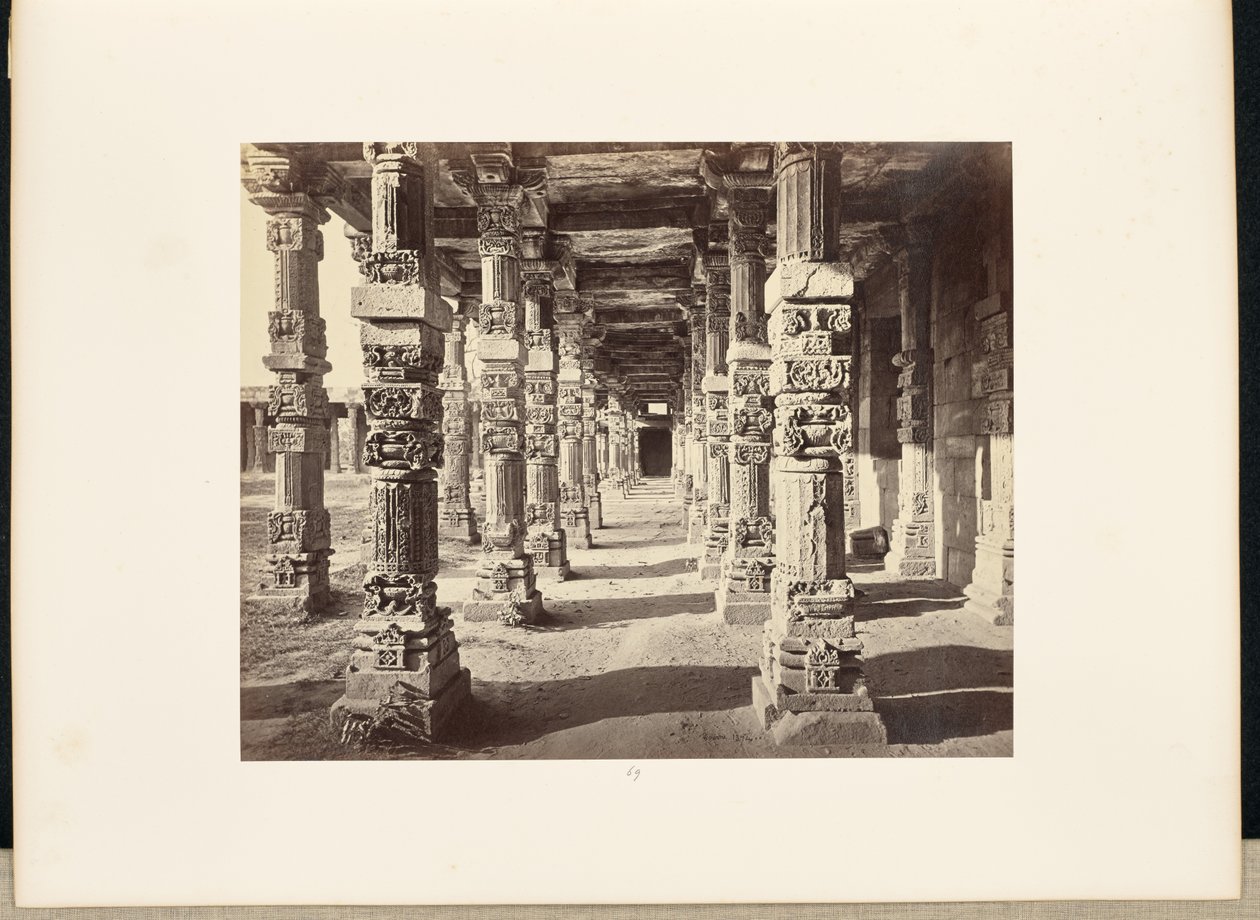 Delhi; O Kutub Minar, vista interior da colunata oriental de Samuel Bourne