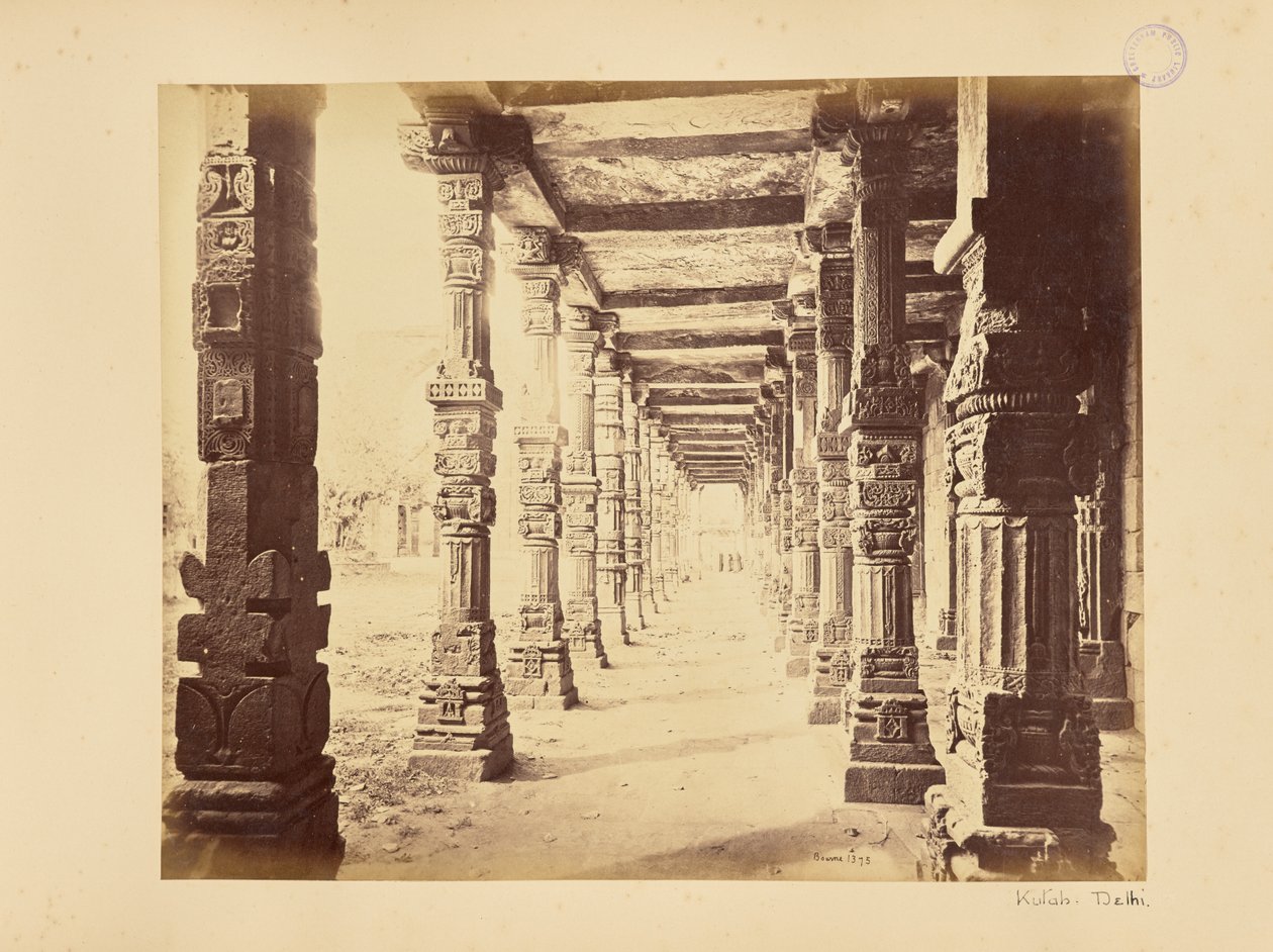 Deli; o Qutb Minar, vista interior da colunata norte de Samuel Bourne