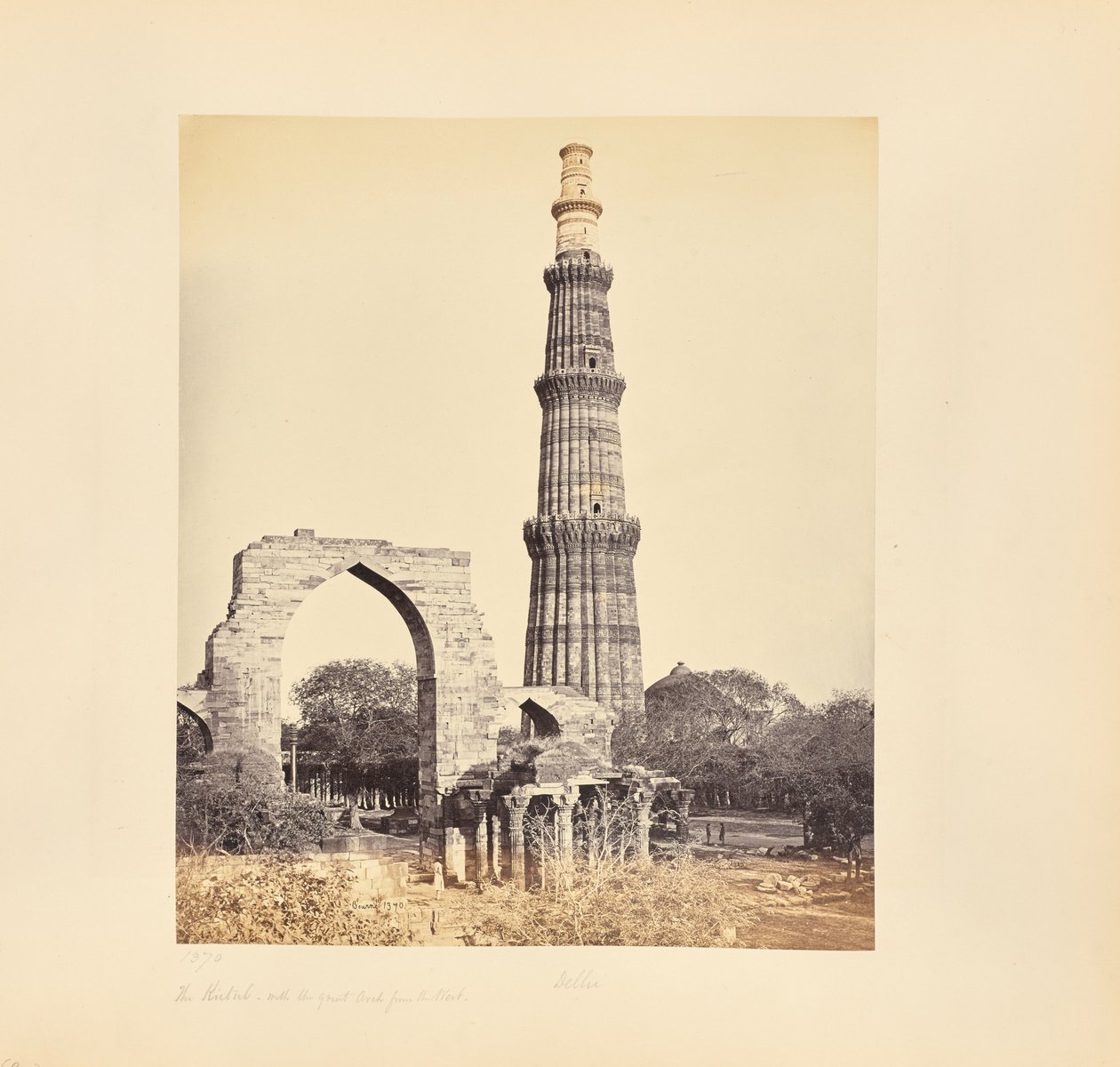 Delhi; O Kutub Minar, com o Grande Arco, visto do Oeste de Samuel Bourne