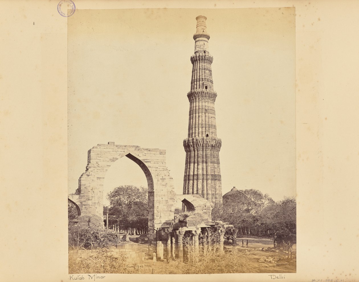 Deli; o Kutub Minar, com o Grande Arco, visto de oeste de Samuel Bourne