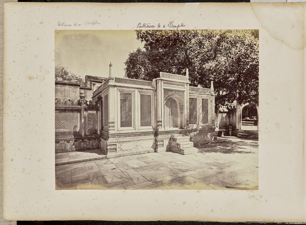 Deli; O túmulo de Mirza Jehangir. Esta é uma bela escultura em mármore de Samuel Bourne