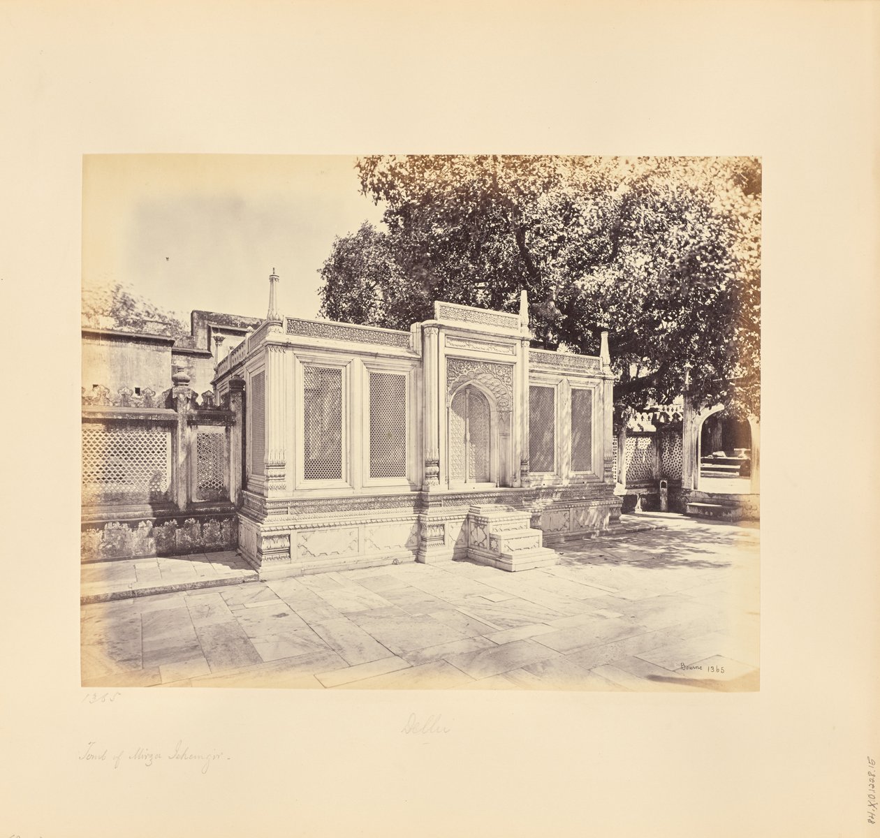 Deli; o túmulo de Mirza Jehangir. É uma bela obra de talha em mármore de Samuel Bourne