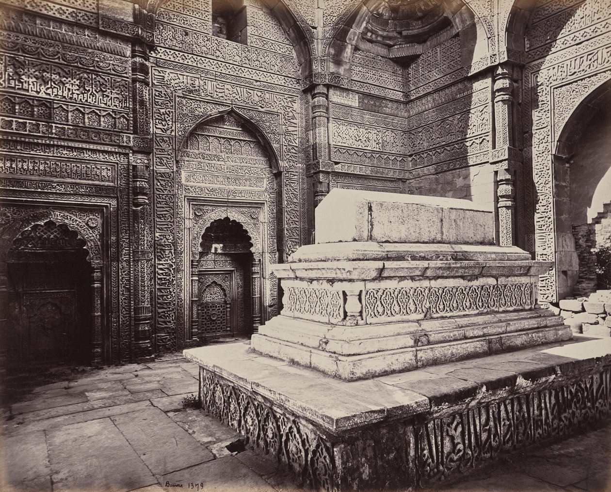 Deli. Túmulo do imperador Shums ooo deen Allomsh, construtor do Qutb Minar nas ruínas da velha Deli de Samuel Bourne