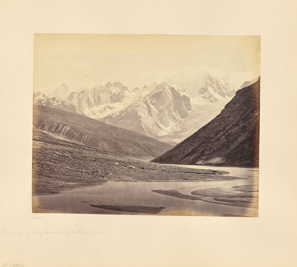 Vista distante dos cumes nevados a sul do glaciar Shigri de Samuel Bourne