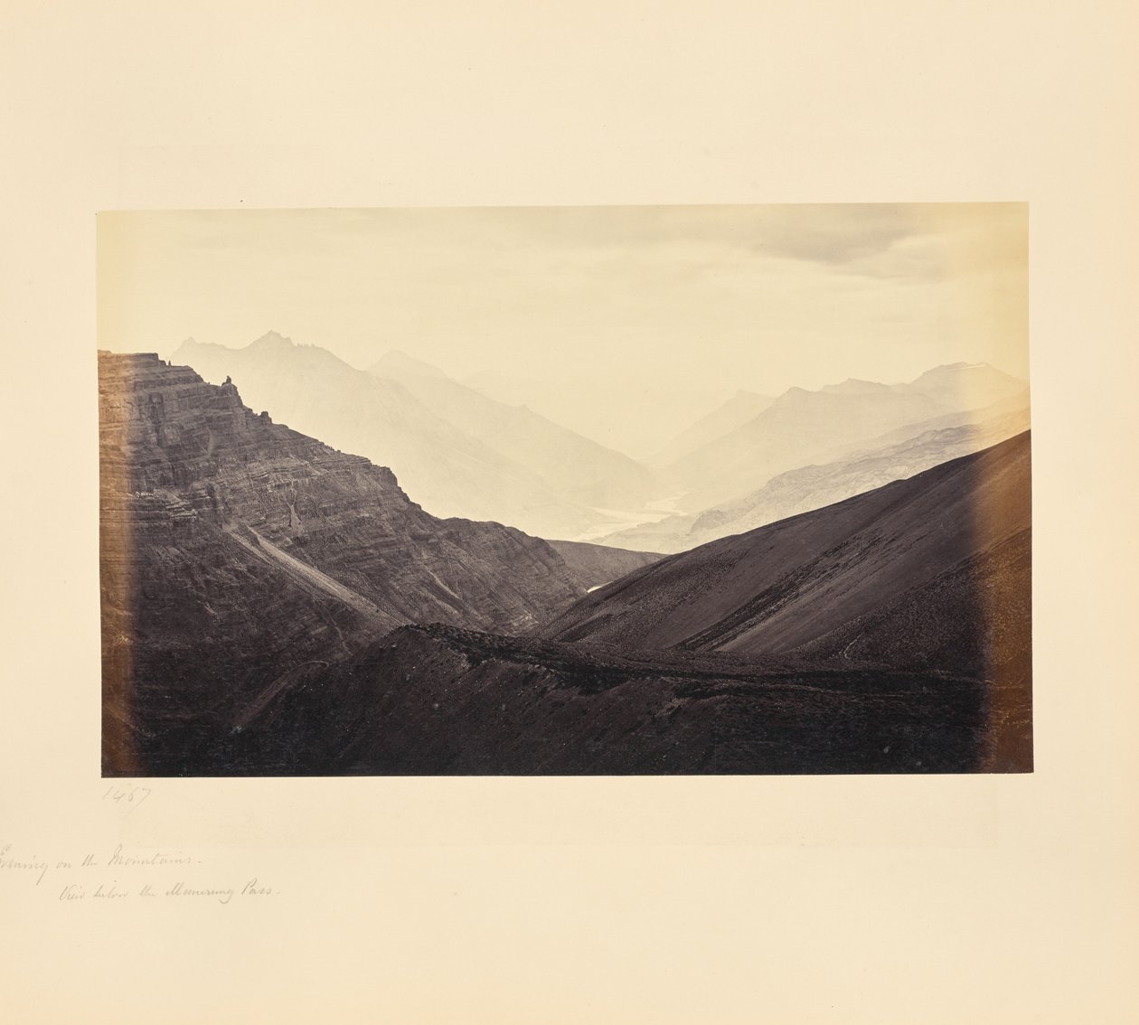 Noite na montanha, vista do desfiladeiro de Manirung de Samuel Bourne