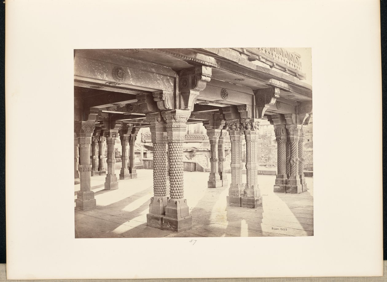 Futtypore Sikri; Pilares esculpidos no Panch Mehal de Samuel Bourne