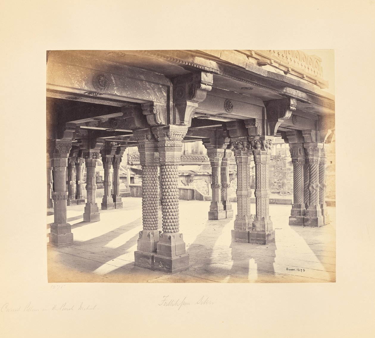 Fatehpur Sikri; pilares esculpidos no Panch Mahal de Samuel Bourne