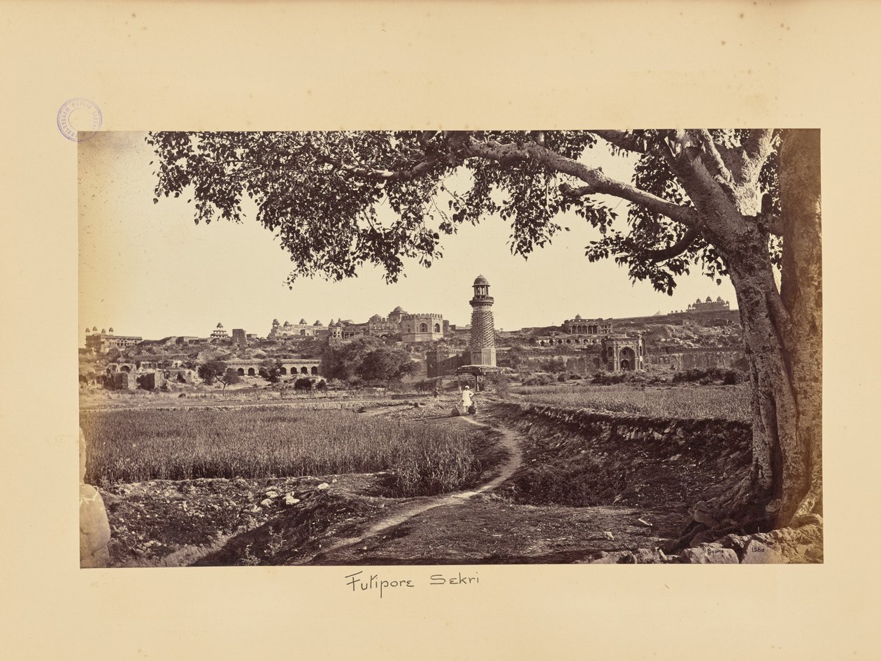Fatehpur Sikri; vista geral das ruínas (lado oeste), a partir do sopé da colina de Samuel Bourne
