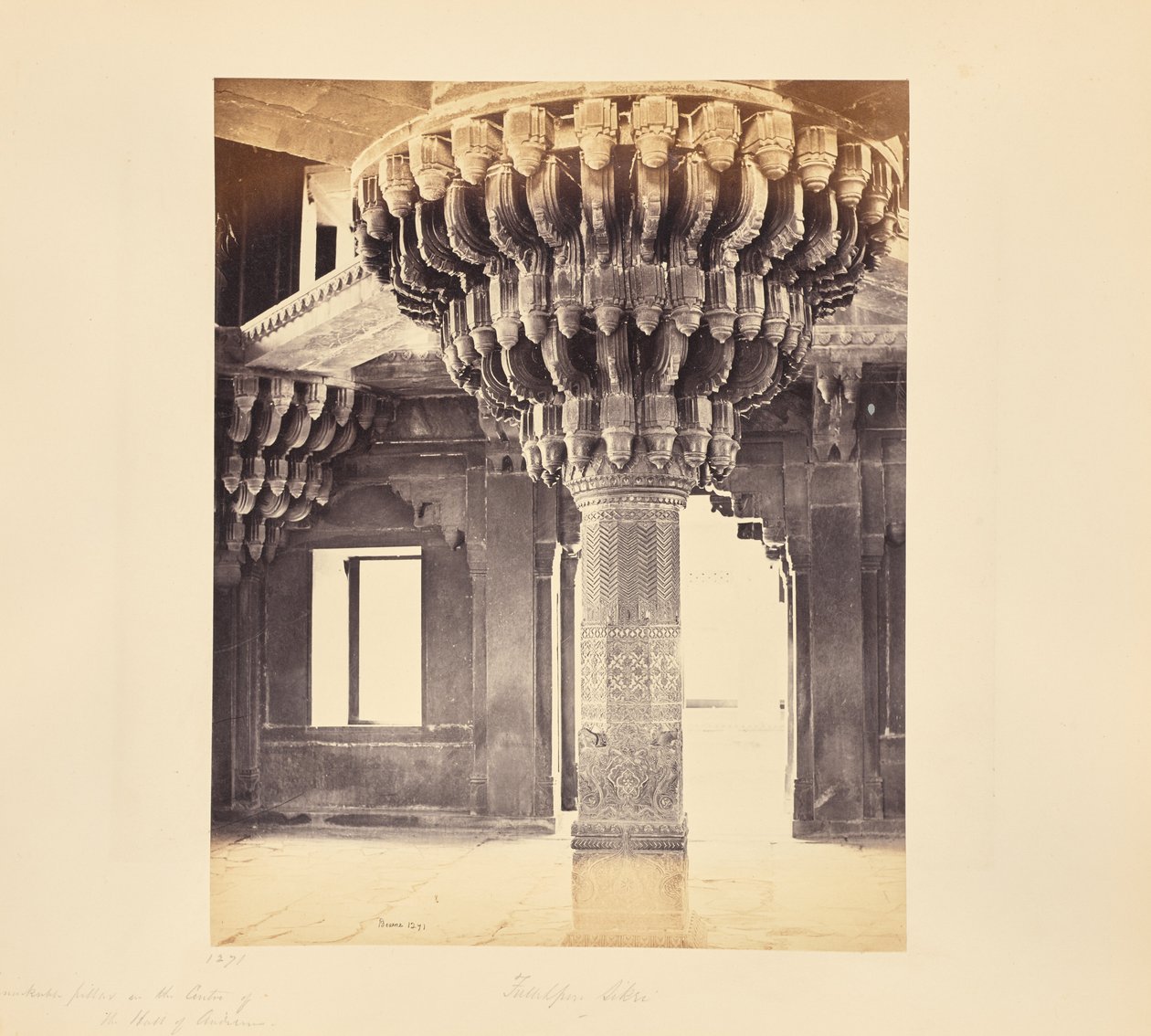 Fatehpur Sikri; notável pilar no centro do Diwan-i-Khas, ou sala de audiências de Samuel Bourne