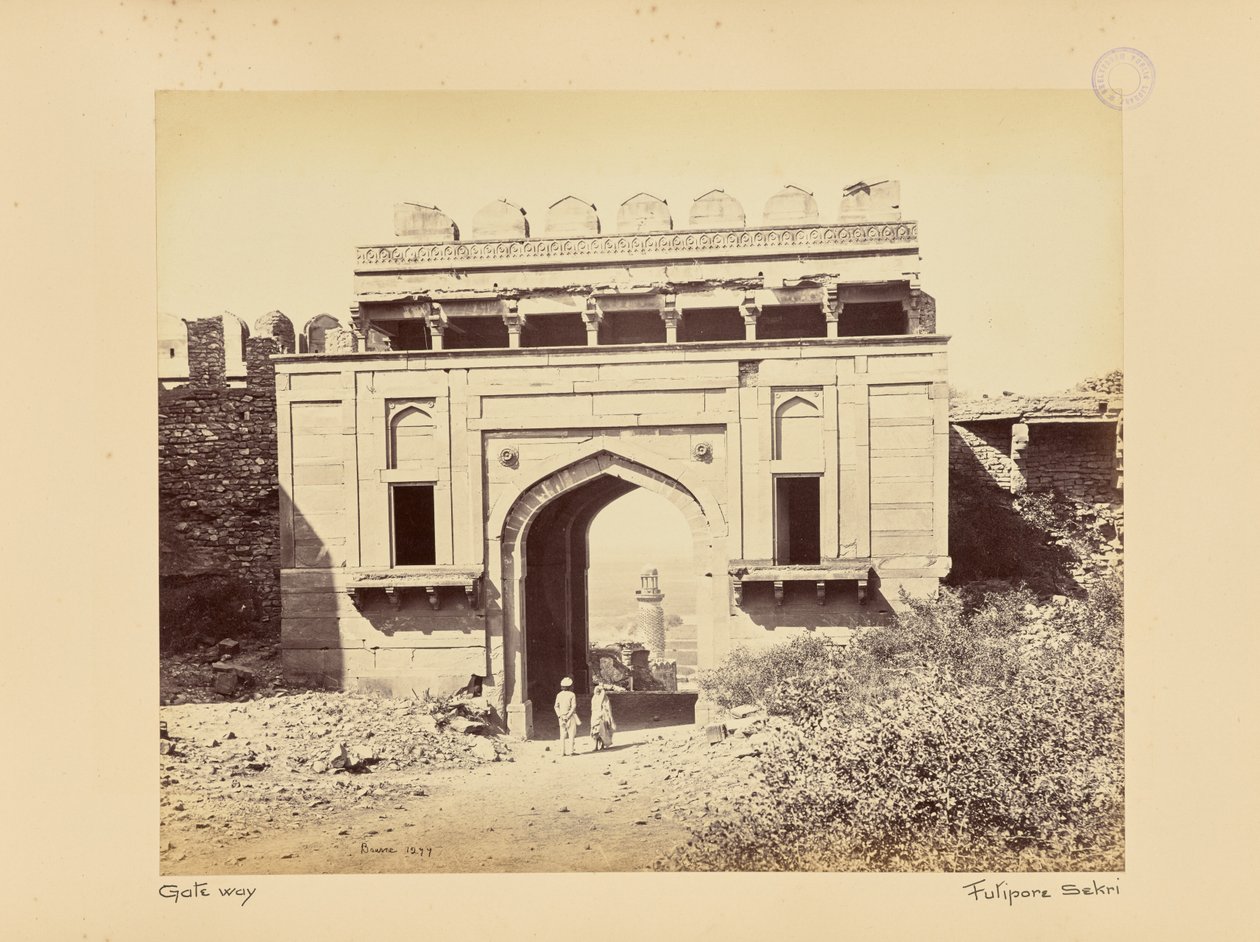 Futtypore Sikri; A Torre do Elefante, vista através da Porta do Elefante de Samuel Bourne