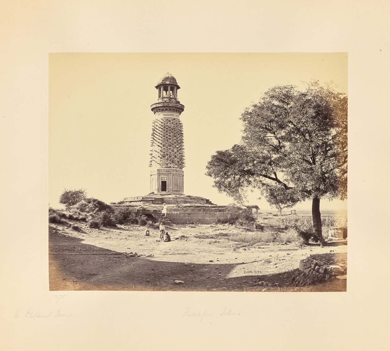 Futtypore Sikri; a Torre dos Elefantes, vista através da Porta dos Elefantes, vista próxima de Samuel Bourne