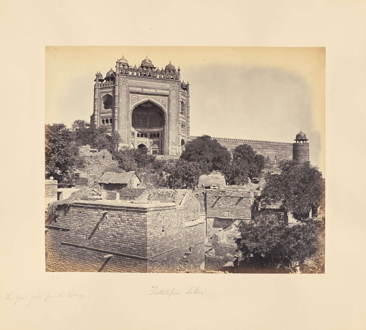 Fatehpur Sikri; a grande porta, vista da aldeia de Samuel Bourne
