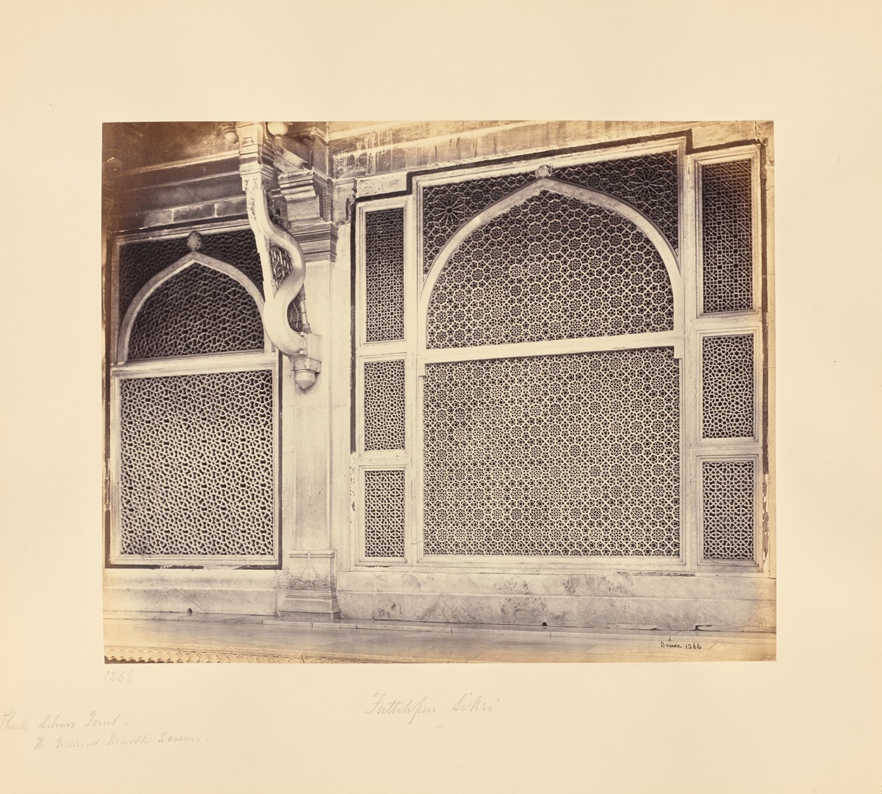 Fatehpur Sikri; dois biombos de mármore no túmulo do xeque Selim Chishti de Samuel Bourne