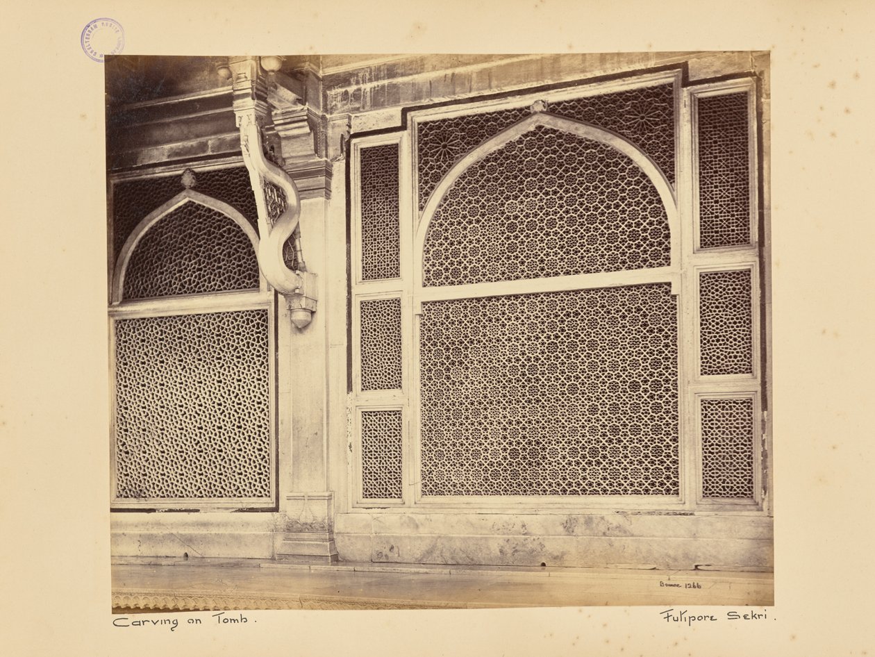Fatehpur Sikri; dois dos biombos de mármore no túmulo do xeique Selim Chishti de Samuel Bourne
