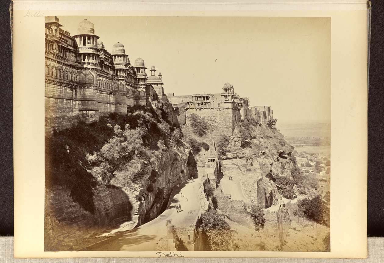 Gwalior; o forte, o palácio e a entrada principal de Samuel Bourne