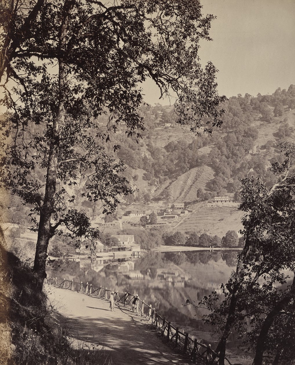 Lago Hyree. Estação de montanha nos Himalaias. Vista do lago Taj com salas de reuniões, Lhutse de Samuel Bourne