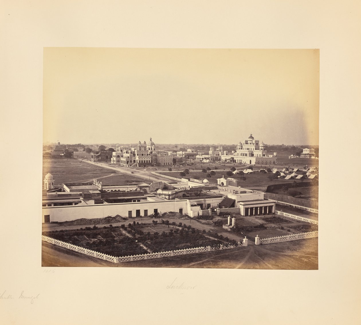 Lucknow; Chutter Manzil, etc. Vista geral de Samuel Bourne