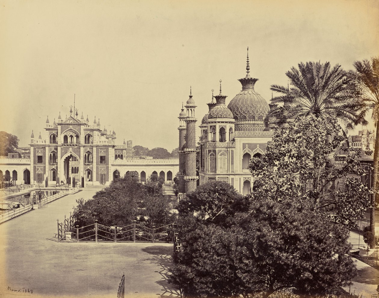 Lucknow; o portão e o jardim da Imambara de Hooseinabad de Samuel Bourne
