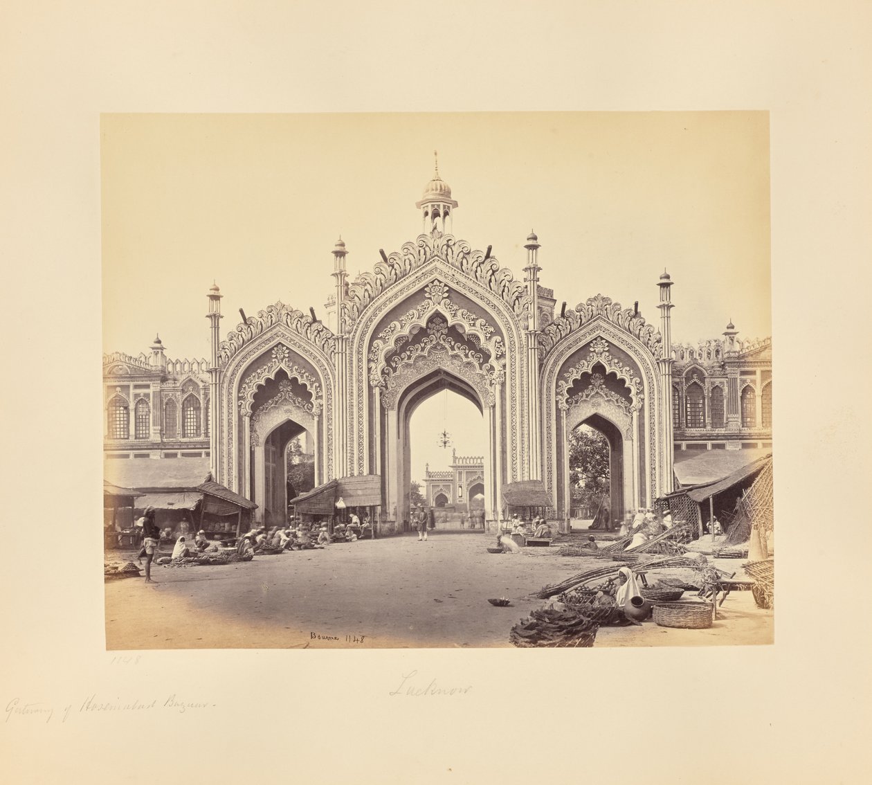 Lucknow; O portal do bazar de Hooseinabad de Samuel Bourne
