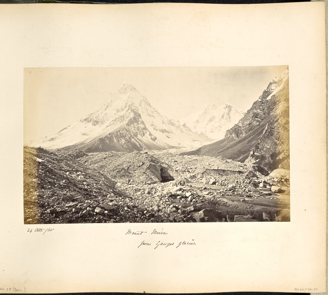 Monte Moira e outros picos nevados, vistos do glaciar de Samuel Bourne