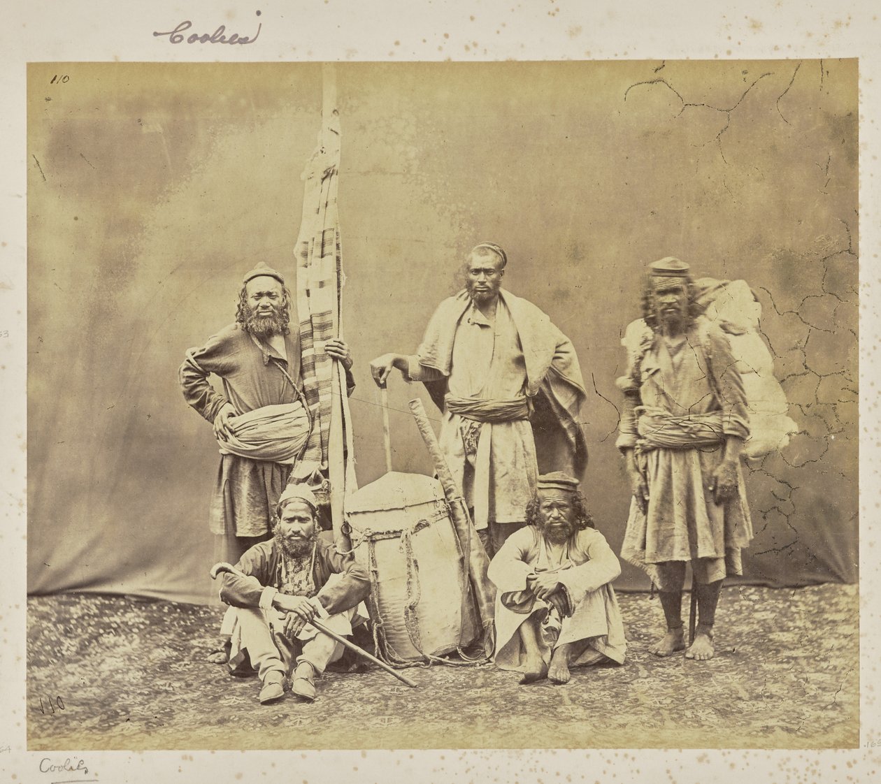 [Trabalhadores da montanha em Shimla com Khiltas e Dandy] de Samuel Bourne
