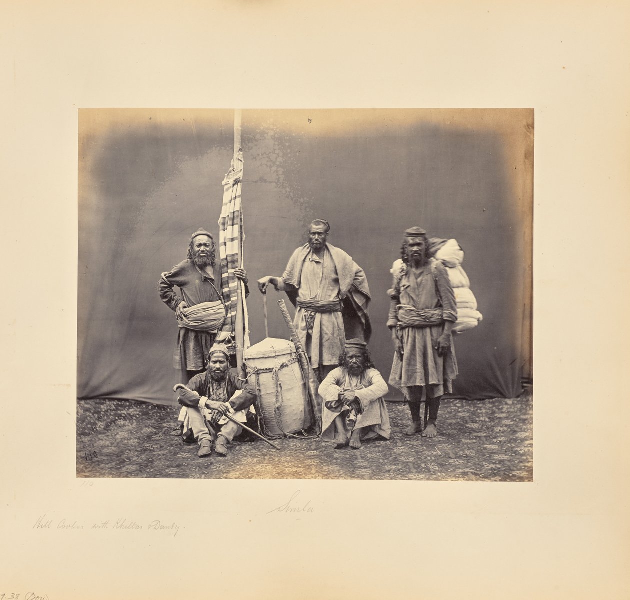 Trabalhadores de montanha em Shimla com khiltas e palanquim de Samuel Bourne