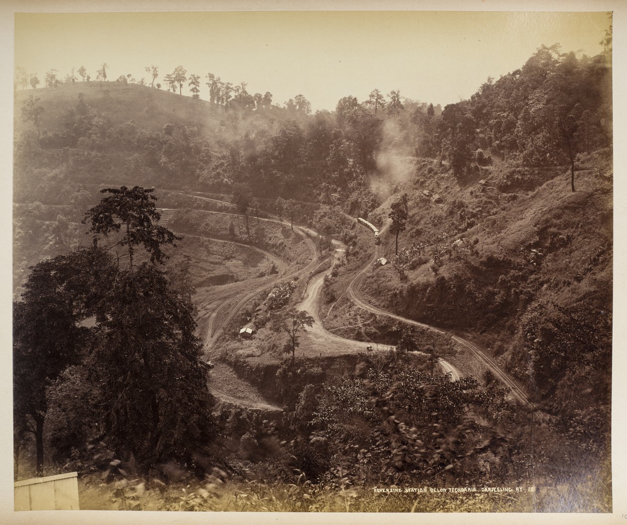 Estação reversível abaixo de Teendaria, Darjeeling,  de 