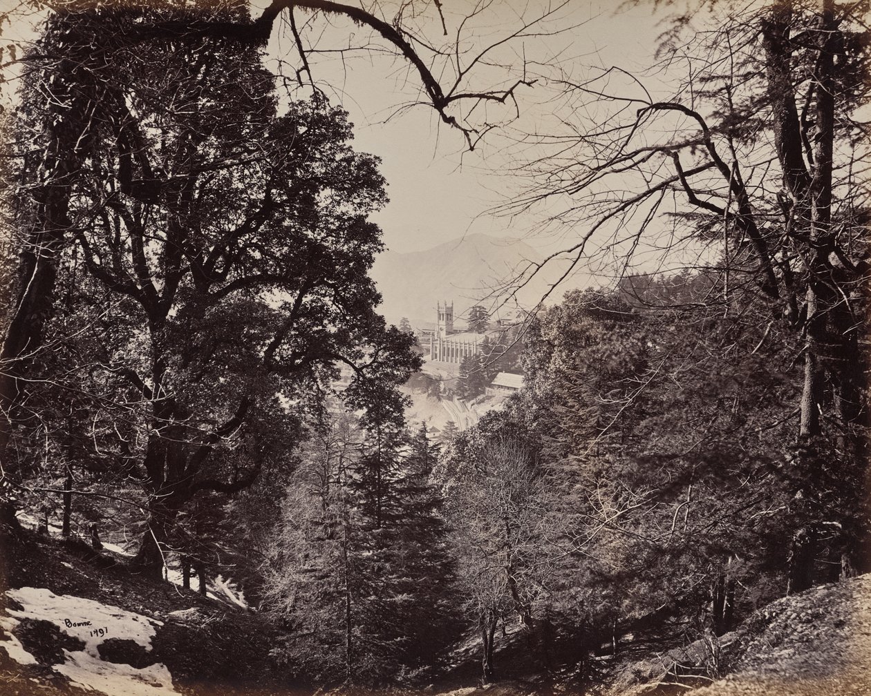 Shimla. A igreja através das árvores, vista de Jakko de Samuel Bourne
