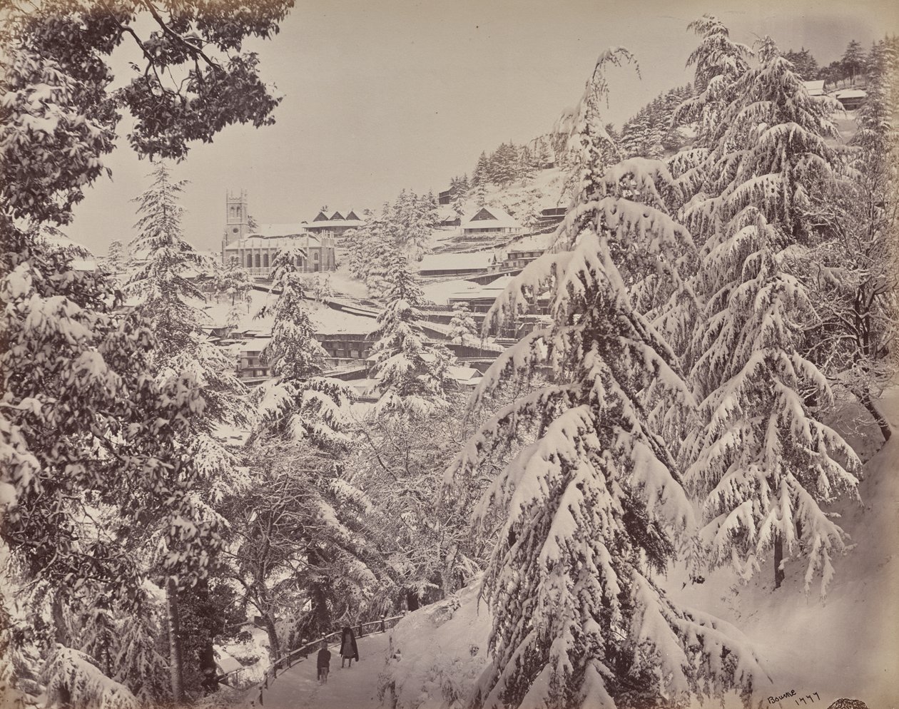 Shimla. Vista da igreja a partir do monte Jakko, olhando para oeste, com parte do Mall no inverno de Samuel Bourne