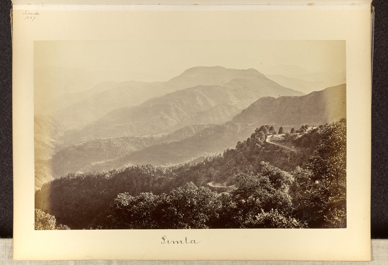 Simla; Tara Devi e as colinas circundantes vistas de Boileaugunge de Samuel Bourne
